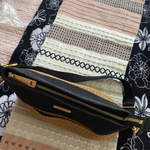 Eric Javits Crossbody. Tan/Black Woven Material. - Picture 4 of 13